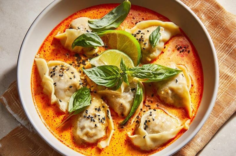 Rote Curry-Suppe mit Dumplings