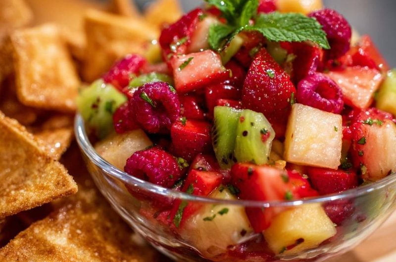 Bunte Fruchtsalsa mit knusprigen Chips