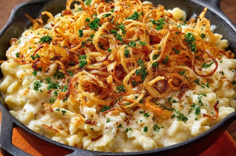 Cremige Käsemakkaroni mit knusprigen Zwiebeln