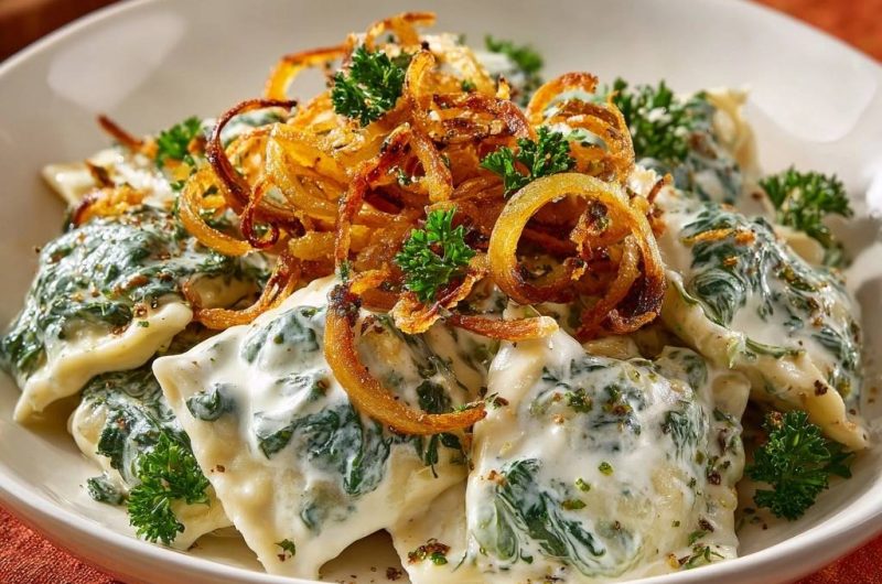 Cremige Spinat-Ravioli mit knusprigen Zwiebeln