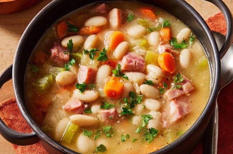 Cremiger Bohneneintopf mit Speck, Karotten und Lauch