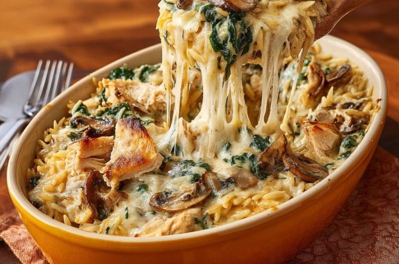 Cremiger Hähnchen-Orzo-Auflauf mit Spinat & Champignons