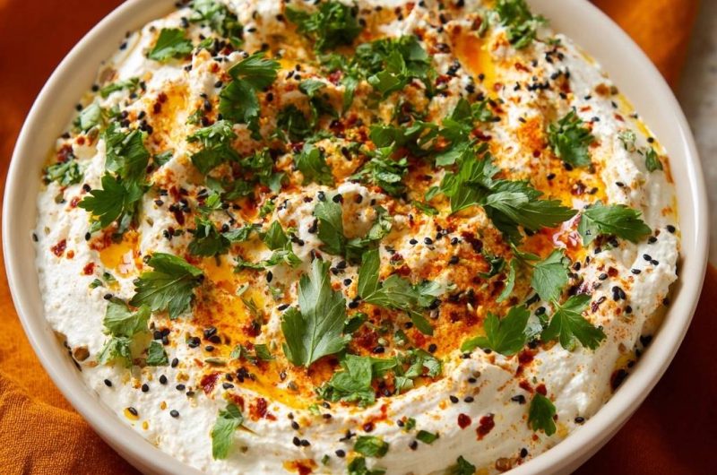 Cremiger Labneh-Dip mit Paprikaöl und Kräutern