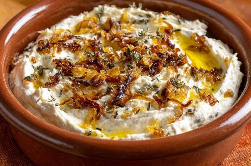 Cremiger Thymian-Feta-Dip mit knusprigen Zwiebeln
