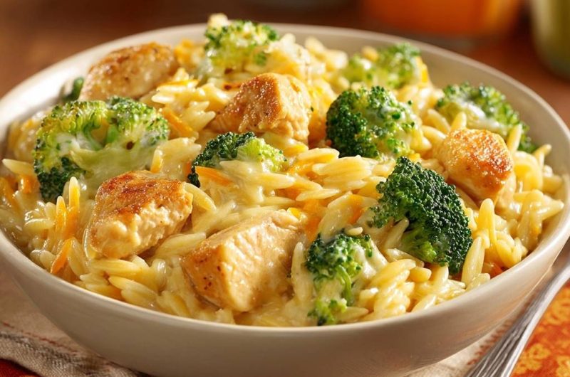 Cremiges Hähnchen-Orzo mit Brokkoli & Karotten