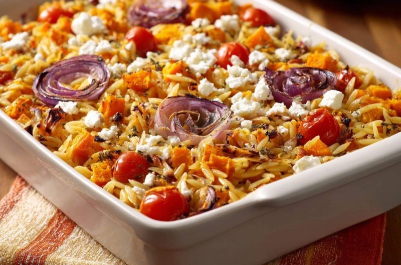Gebackener Kürbis-Orzo mit Tomaten und Feta