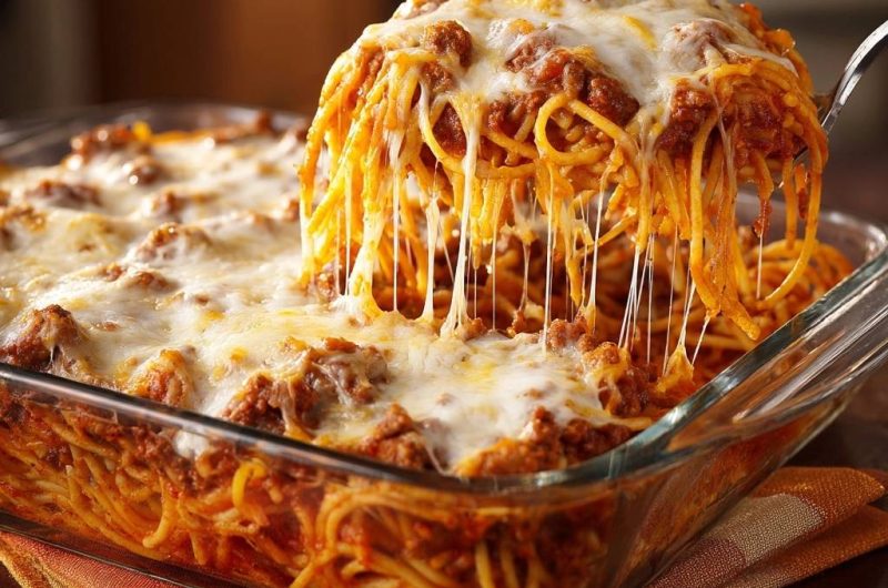 Käseüberbackener Spaghetti-Hack-Auflauf