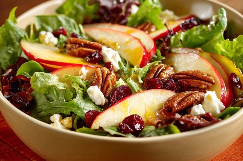 Knackiger Apfel-Pekan-Salat mit Cranberries und Feta (Nie wieder braune Äpfel!)