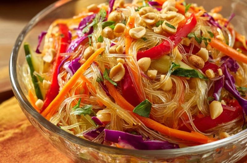 Knackiger Glasnudelsalat mit Erdnüssen