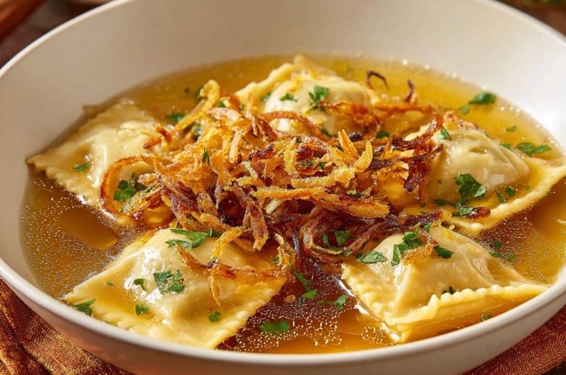 Ravioli in goldener Brühe mit knusprigen Zwiebeln (Nie wieder matschige Zwiebeln!)