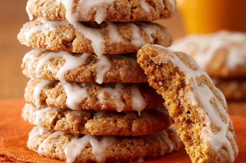 Saftige Kürbiskekse mit Zuckerguss (Nie wieder flache Kekse!)