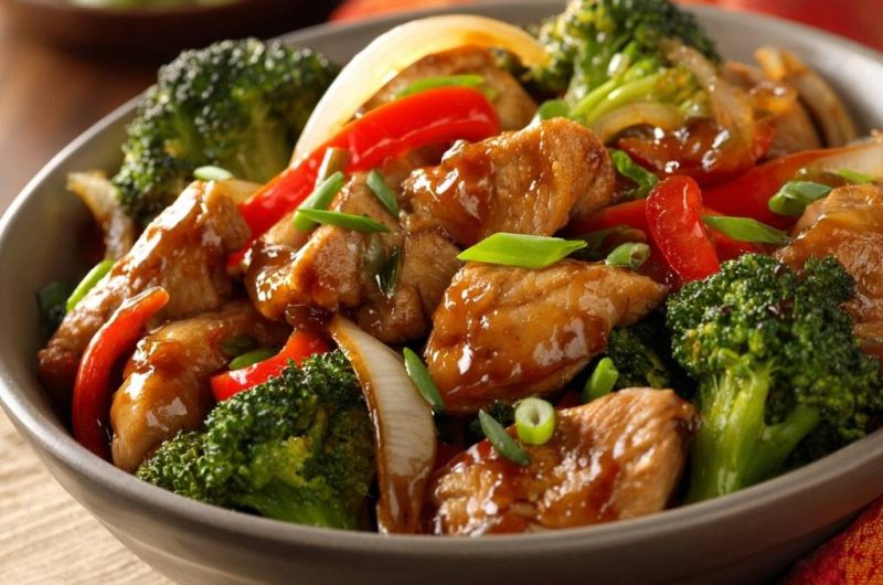 Saftiges Wok-Hähnchen mit Brokkoli und Paprika (Nie wieder trockenes Hähnchen!)