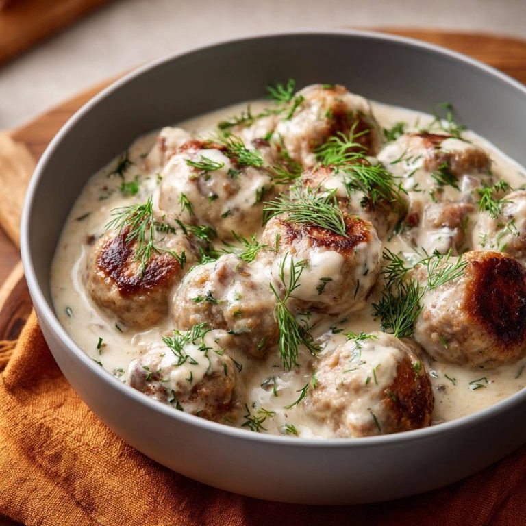 Schwedische Fleischbällchen in cremiger Dillsoße – Rezept