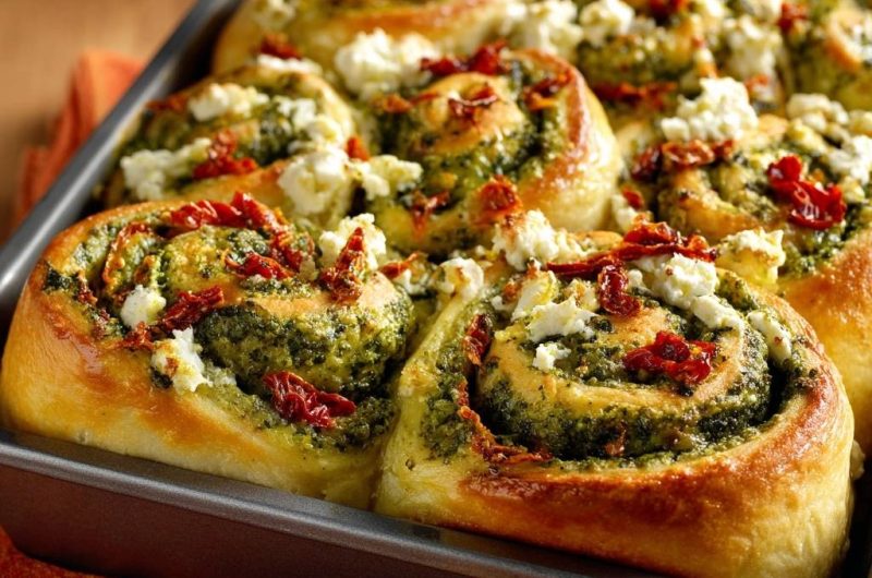 Spinat-Feta-Rollen mit getrockneten Tomaten (Garantiert jedes Mal fluffig)