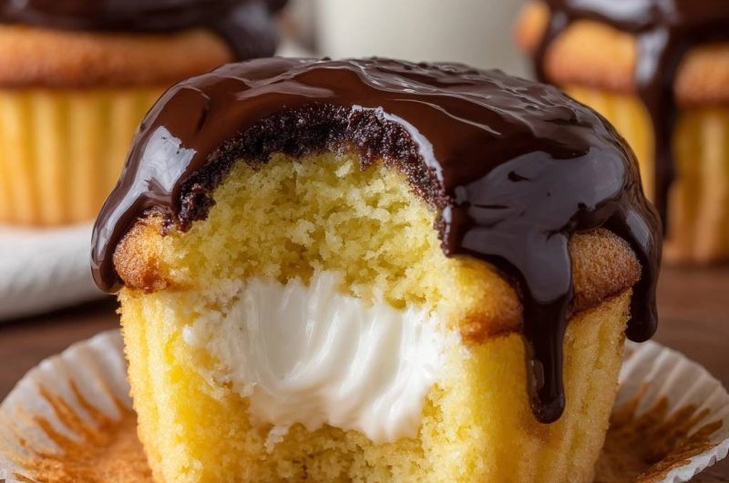 Cremig gefüllte Vanille-Schoko-Cupcakes