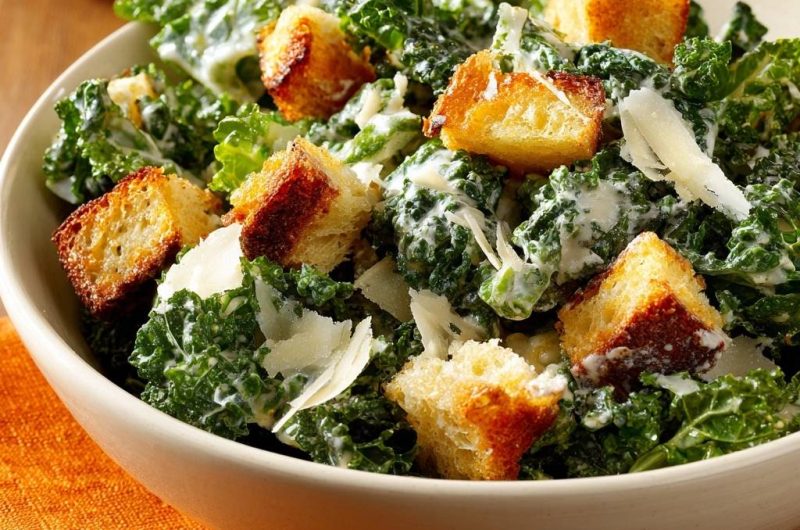 Cremiger Kale-Caesar-Salat (Nie wieder zäher Kale!)