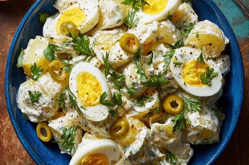 Cremiger Kartoffelsalat mit Eiern und Oliven