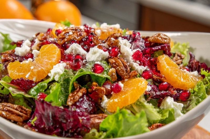 Herbstlicher Orangen-Pekannuss-Feta-Salat (Nie wieder matschige Blätter durch Fruchtsaft!)