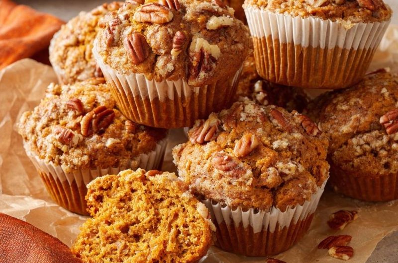 Kürbis-Pekan-Muffins mit perfektem Streusel (Nie wieder einsinkender Streusel!)