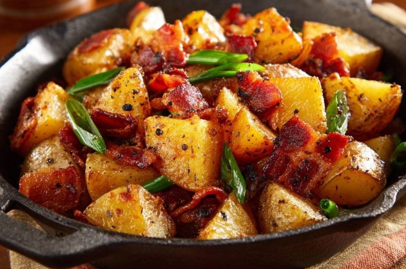 Knusprige Bratkartoffeln mit Speck und Frühlingszwiebeln