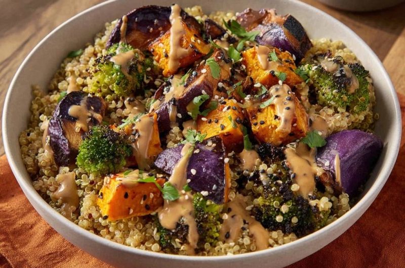 Knusprige Quinoa-Gemüse-Bowl mit Erdnuss-Sauce