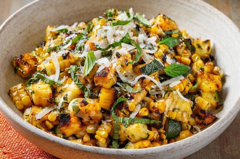 Knuspriger Gegrillter Mais-Zucchini-Salat