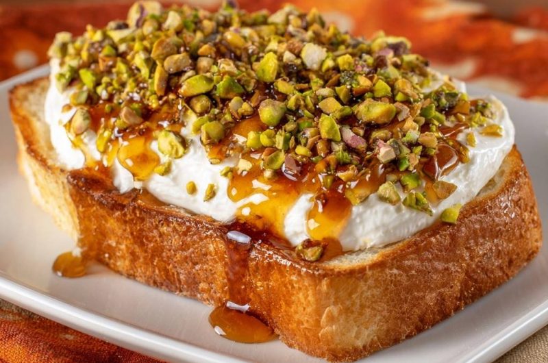 Knuspriger Pistazien-Ricotta-Toast