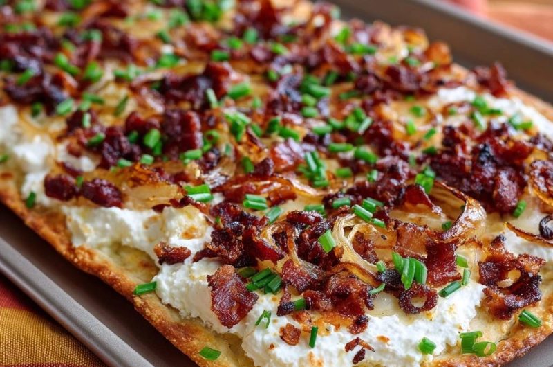 Knuspriger Speck-Zwiebel-Feta-Fladen