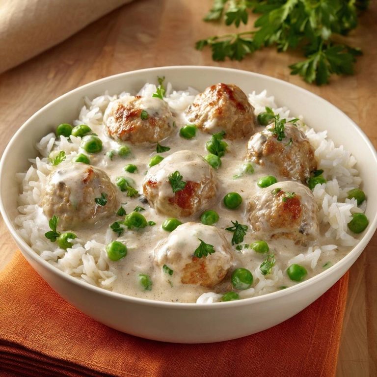 Saftige Hähnchenbällchen in cremiger Erbsen-Sahnesoße
