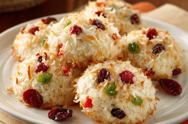 Saftige Kokosmakronen mit bunten Früchten
