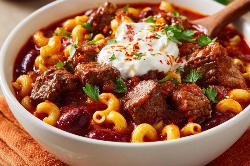 Würziges Rindfleisch-Chili mit Macaroni und Bohnen