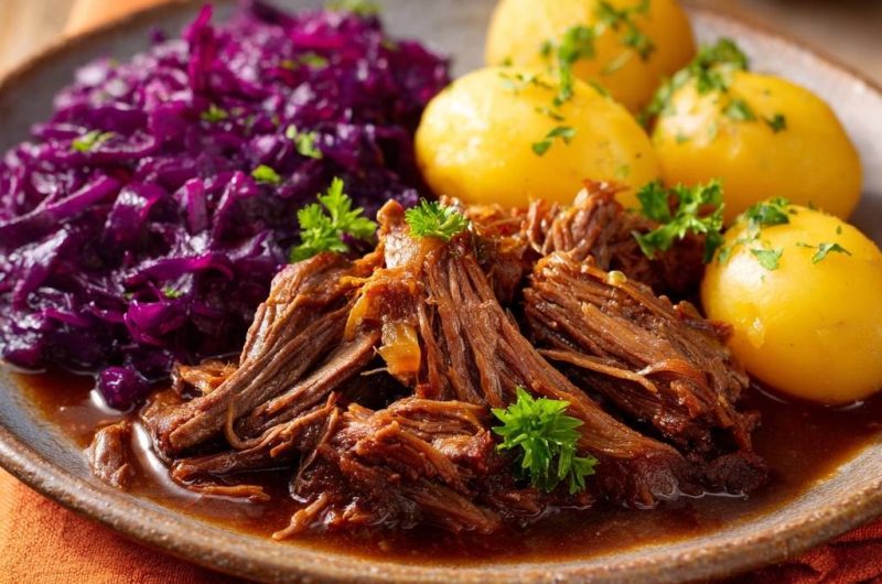 Zartes Rindergulasch mit Rotkohl und Kartoffelklößen
