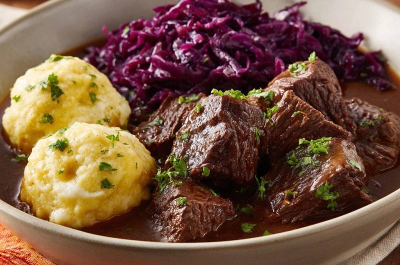 Zartes Rindergulasch mit Rotkohl und Semmelknödeln