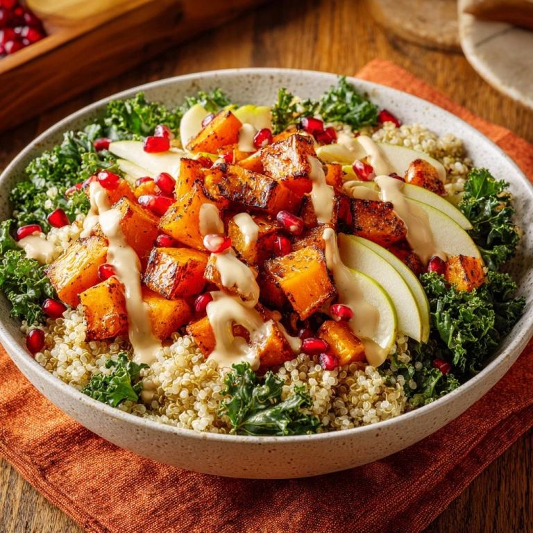 Herbstlicher Kürbis-Quinoa-Bowl, serviert in einer Schüssel, von oben betrachtet, mit geröstetem Kürbis, Quinoa und frischen Zutaten.