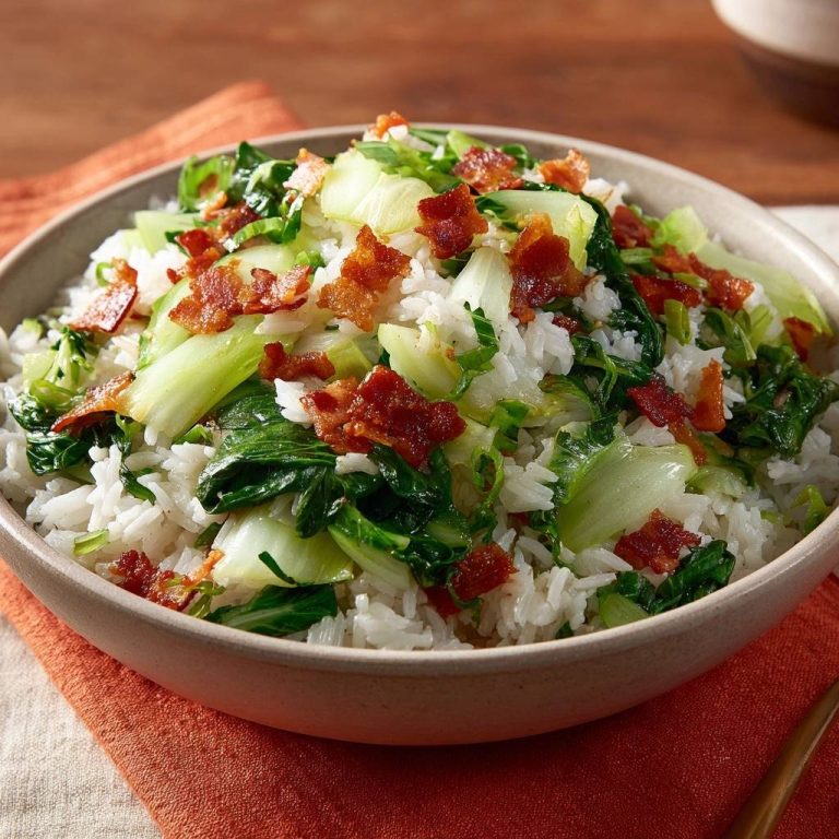 Pak-Choi-Tofu-Reis, serviert in einer Schüssel, von oben betrachtet, mit knusprigem Speck als Topping und frischem Pak Choi.