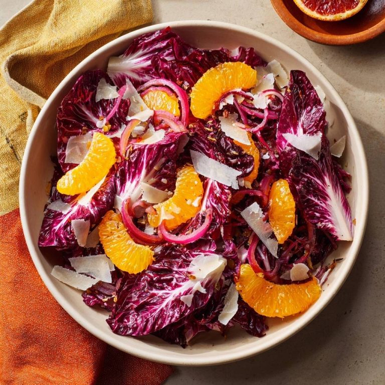 Radicchio-Orangen-Salat mit Parmesan, von oben betrachtet, präsentiert eine farbenfrohe Mischung aus bitterem Radicchio, saftigen Orangen und Parmesan.