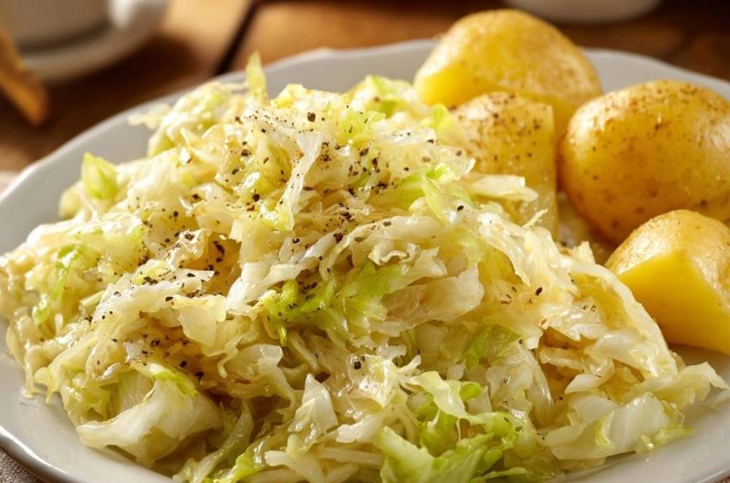 Deftiger Schmorkohl mit Salzkartoffeln