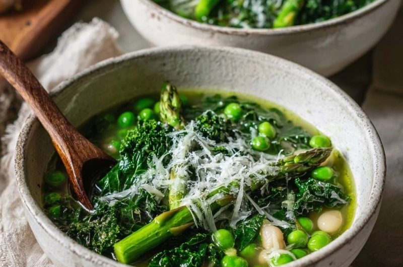 Frühlingsgrüne Gemüsesuppe