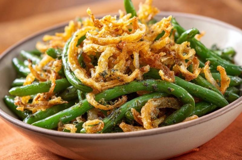 Grüne Bohnen mit knusprigen Zwiebelringen