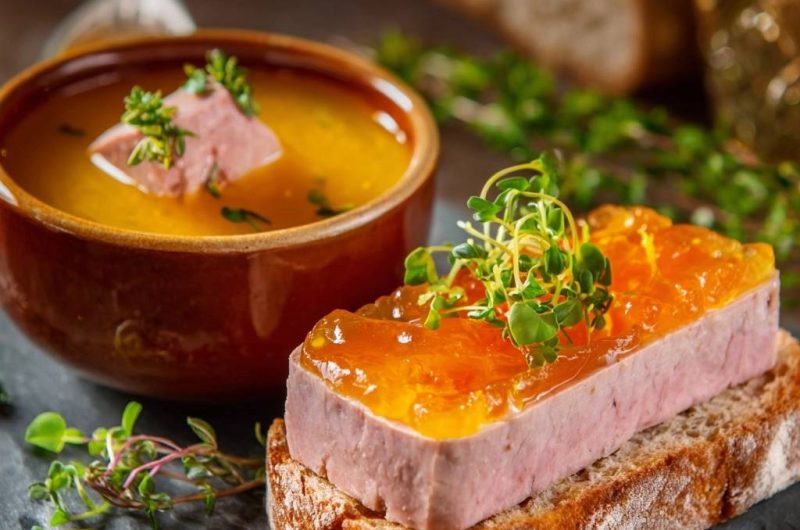 Hausgemachte Geflügelpastete mit Aprikosen-Gelee