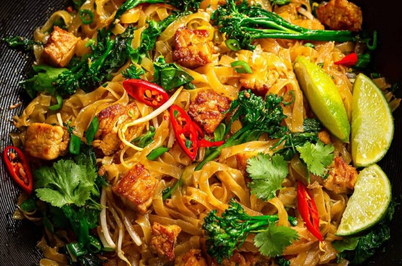 Wok-Nudeln mit knusprigem Tofu und Brokkoli