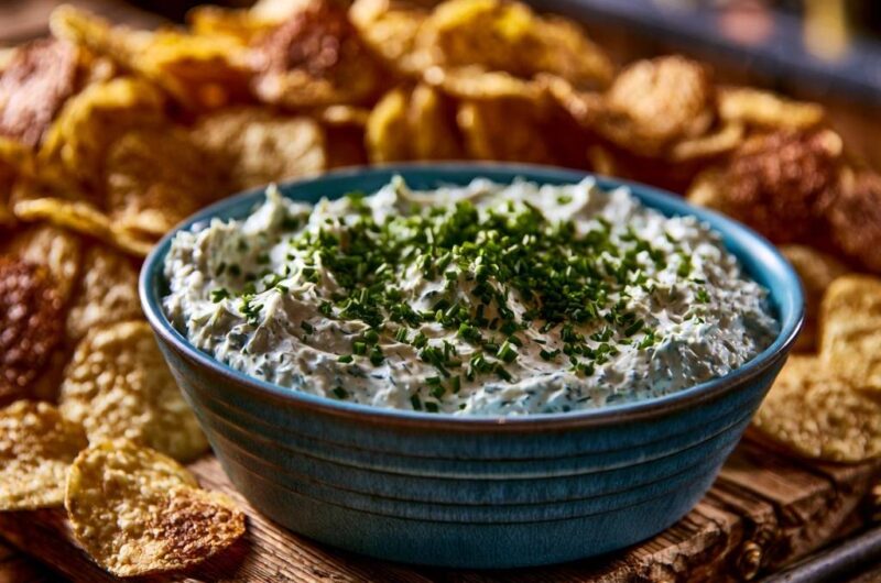 Cremiger Kräuter-Dip mit Gold-Chips