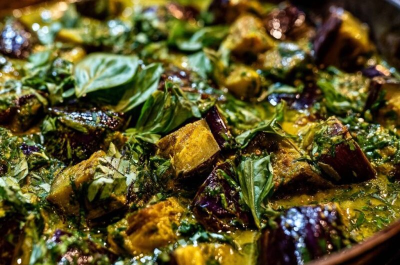 Cremiges Auberginen-Curry mit Basilikum