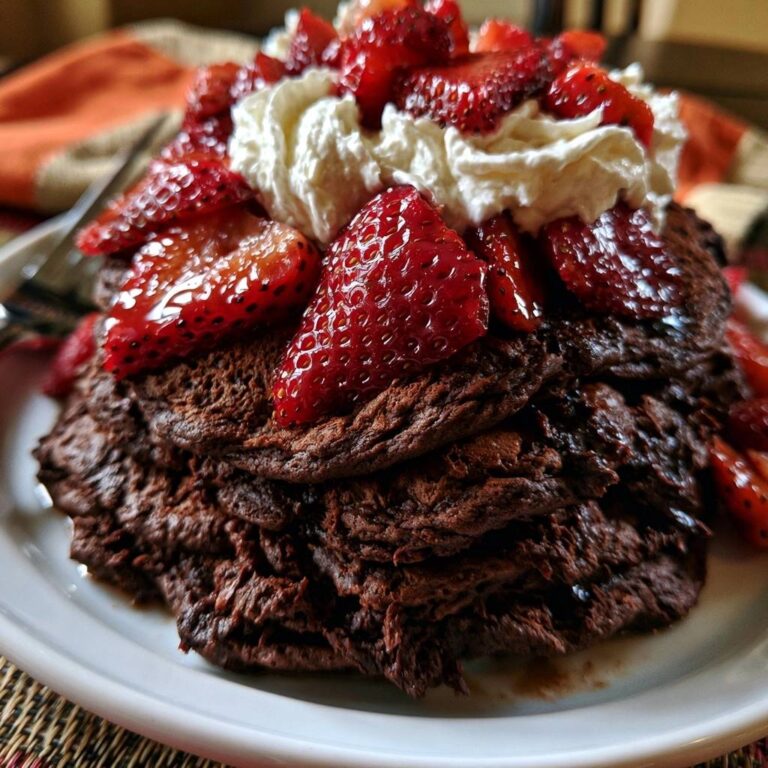 Fluffige Schokoladen-Pancakes mit Erdbeeren: Das Rezept