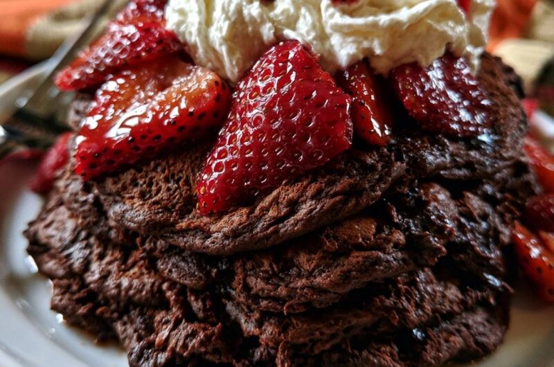 Fluffige Schokoladen-Pancakes mit Erdbeeren