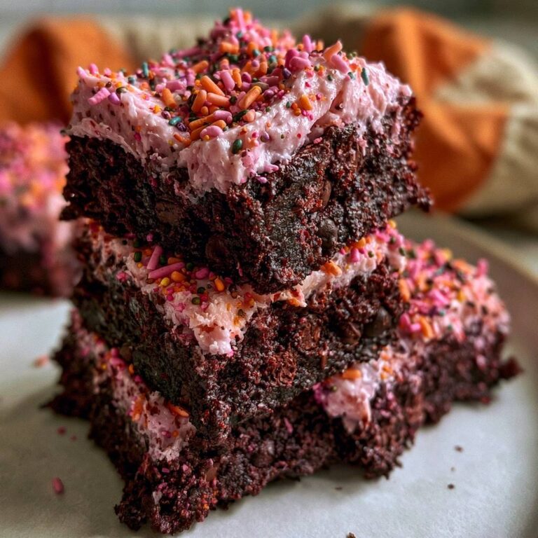 Saftige Schokoladen-Brownies mit Erdbeer-Frischkäse-Frosting