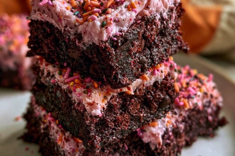Saftige Schokoladen-Brownies mit Erdbeer-Frischkäse-Frosting